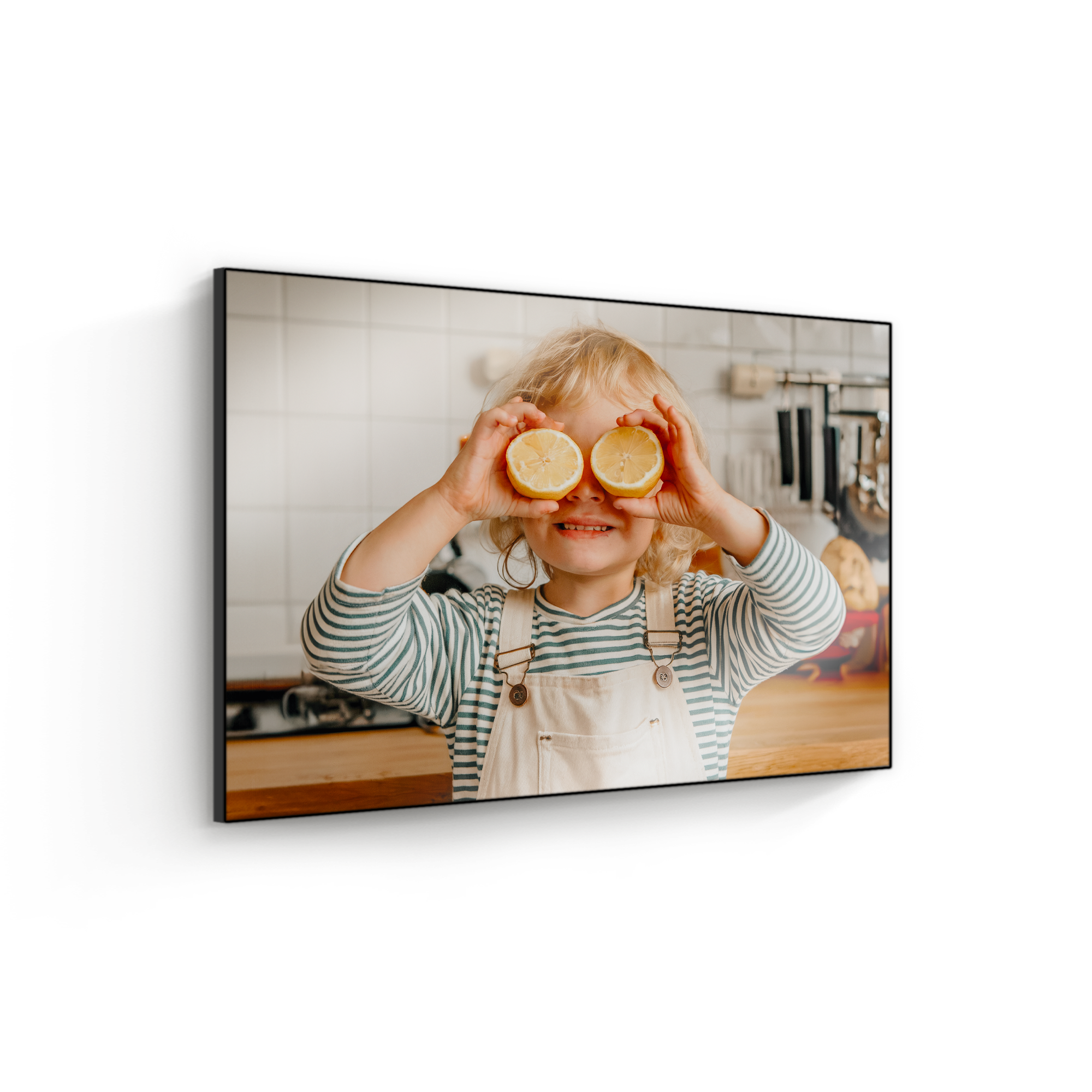 Panel fotográfico de madera ChromaLuxe con una foto personalizada de un niño jugando con limones.
