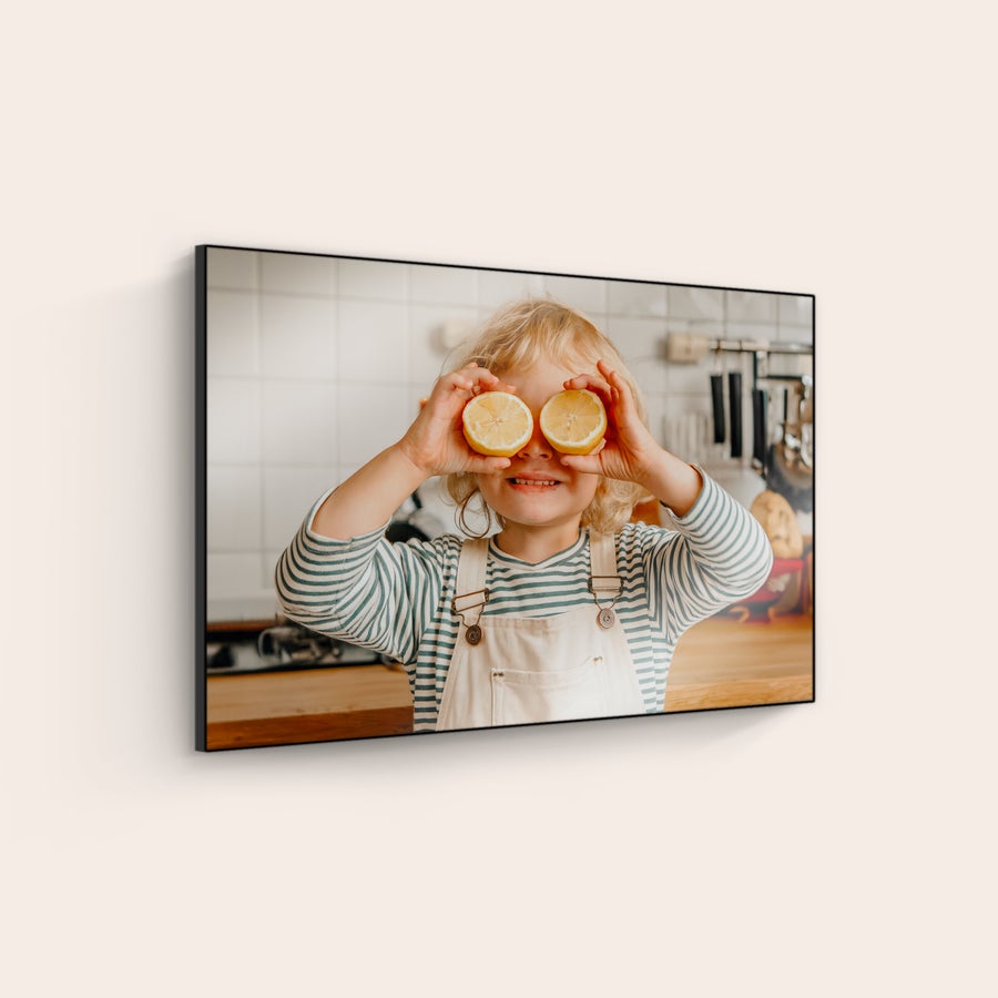 Fotografie pe lemn Panou foto din lemn ChromaLuxe personalizat, cu imaginea unui copil care se joacă cu lămâi, imprimată cu fotografie și text personalizabil.