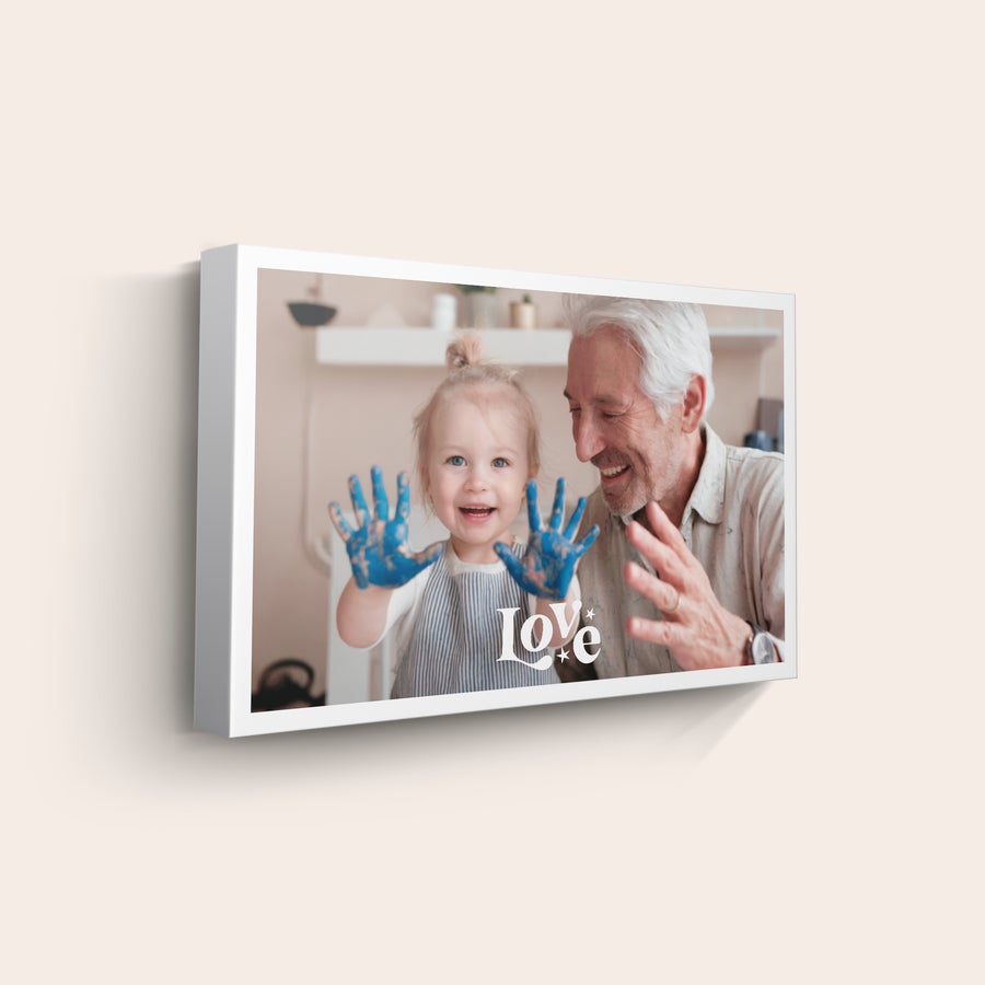 Foto en lienzo - Varios tamaños Lienzo con fotografía impresa de un abuelo y su nieta sonriendo con las manos pintadas de azul, con la palabra "Love".