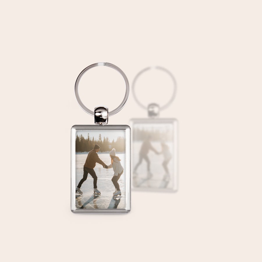 Breloc personalizat cu poză Breloc personalizat din oțel, dreptunghiular, cu imprimare față-verso a unei fotografii cu un cuplu patinând.