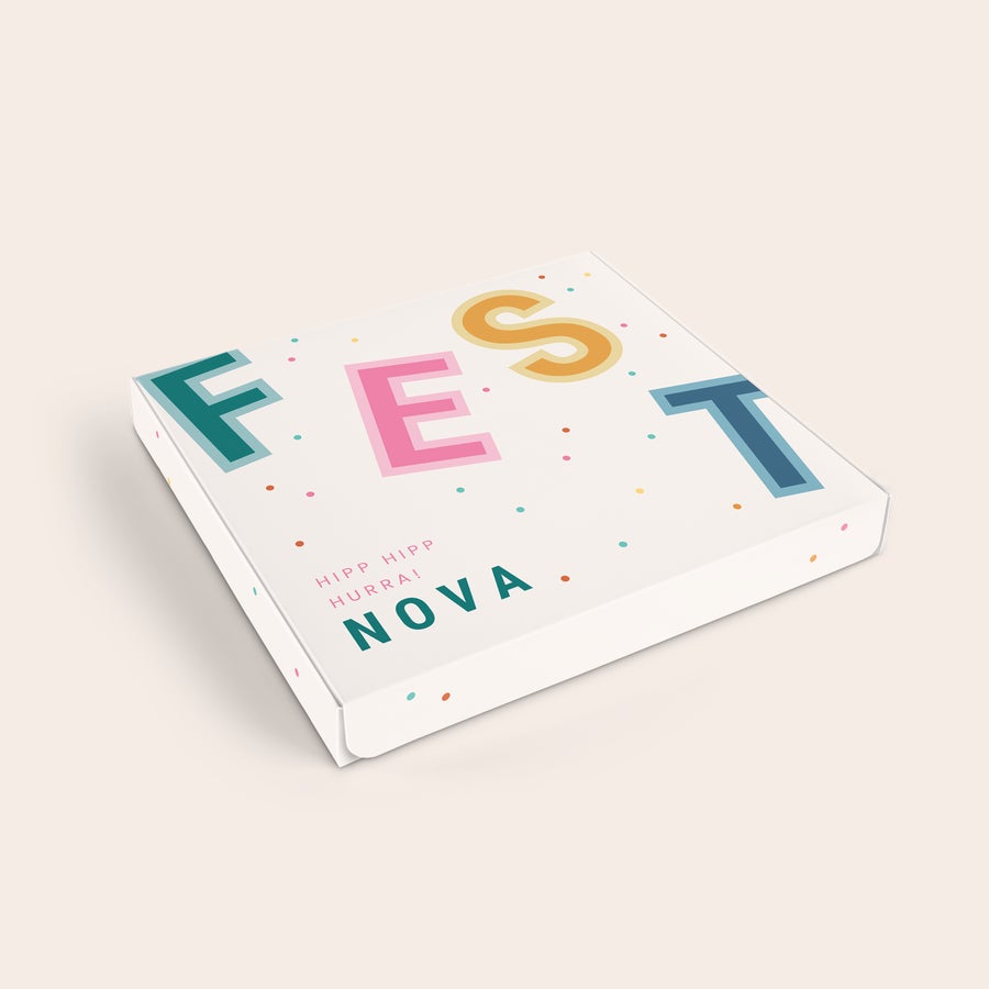 Tony's Chocolonely personalisieren - Personalisierte Schokoladen Geschenkbox mit Tony's Schokolade, aufgedrucktem "FEST" Schriftzug, Konfetti und dem Namen Nova