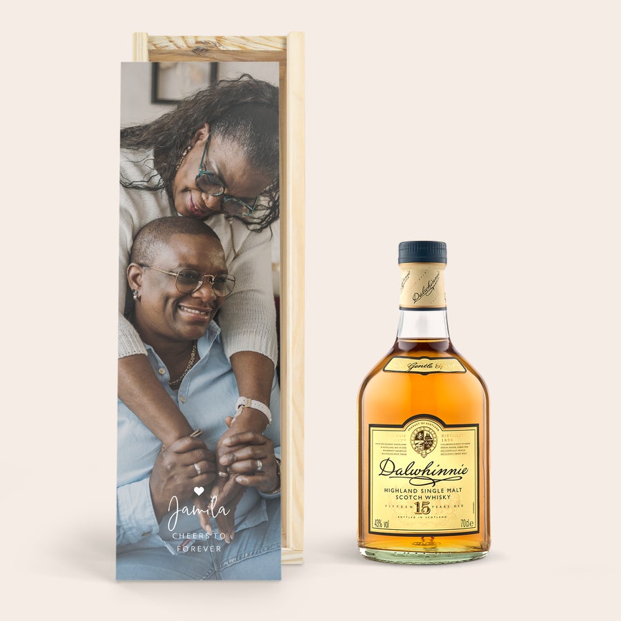 Dalwhinnie 15 let v personalizované krabici Překvapení s lahví whisky Dalwhinnie 15 let v osobním dřevěném pouzdře s potištěnou fotografií páru a textem Jamila