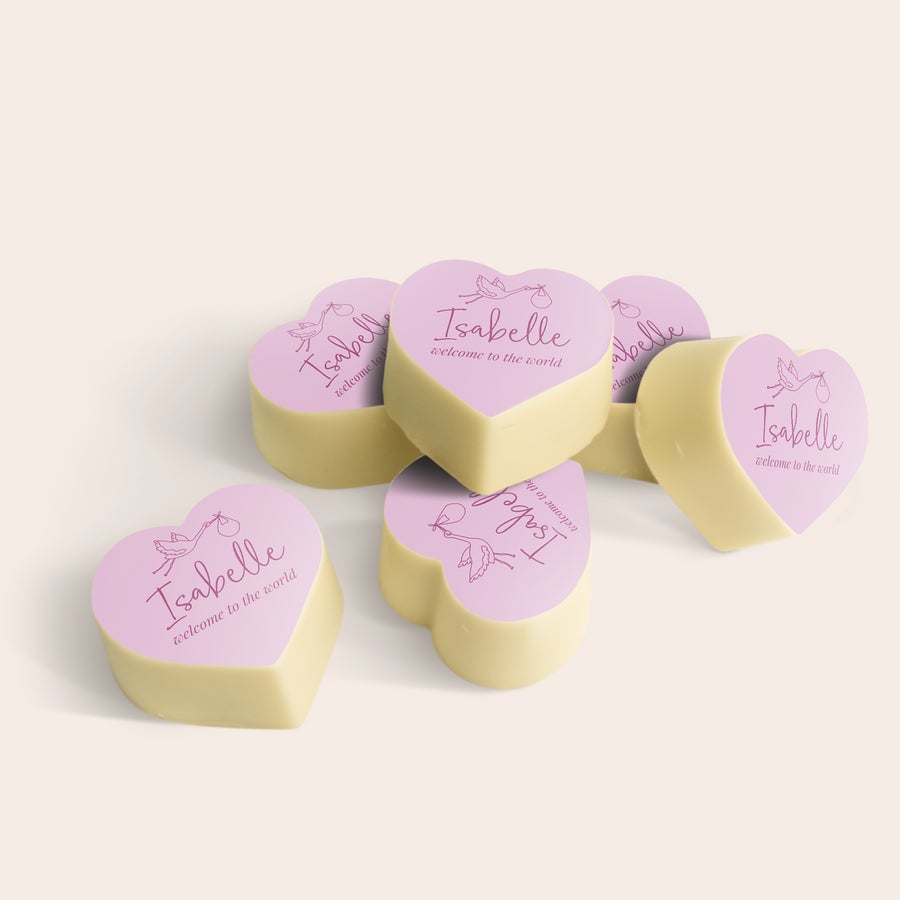 Čokolade - v obliki srca Okusno presenečenje: personalizirane čokoladne praline v obliki srca z imenom Isabelle in dizajnom štorklje, natisnjene na vrhu.