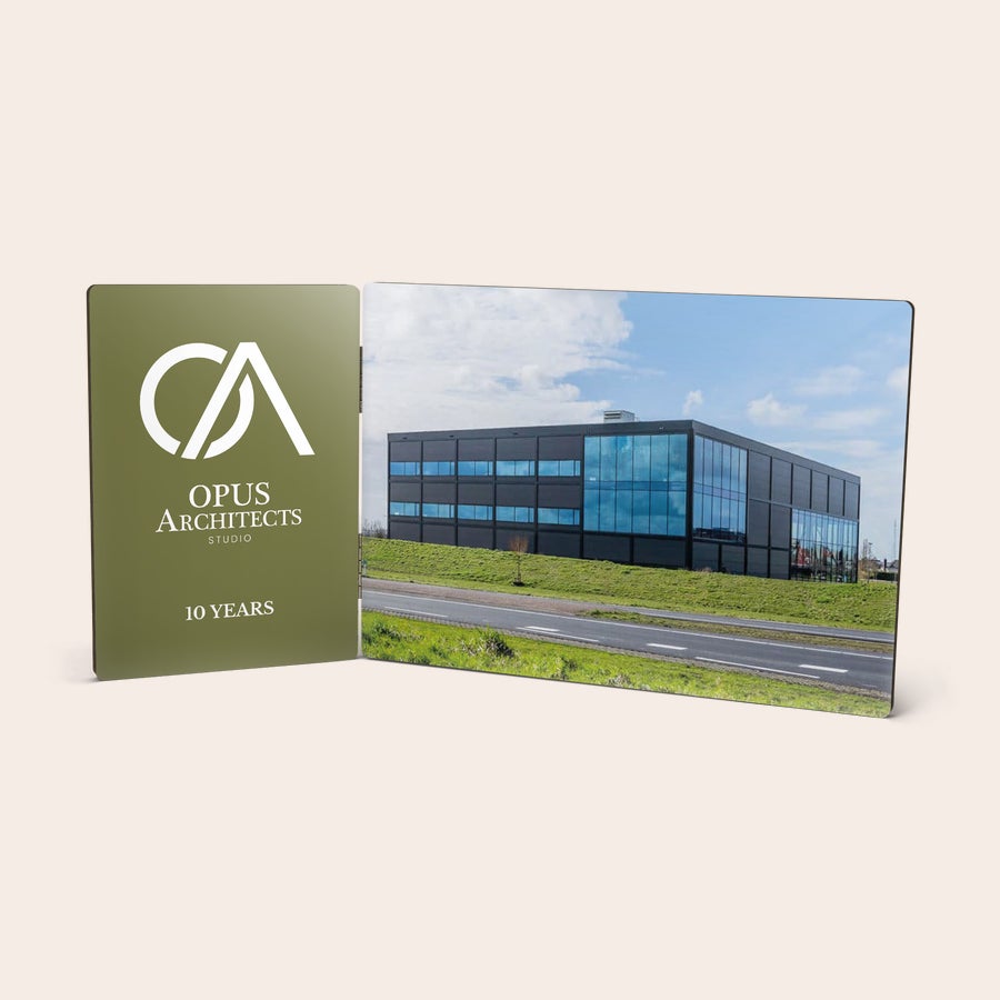 Moldura para fotos dobrável Quadro de foto articulado retangular, com "Opus Architects Studio" e "10 Years" e uma foto de um prédio moderno.