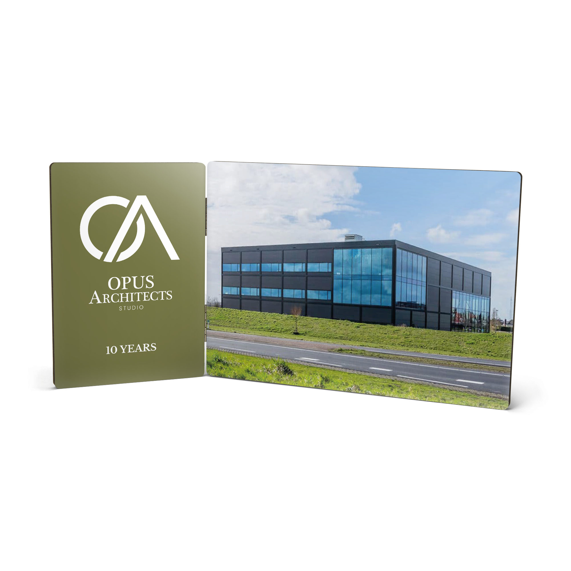 Sklopný fotorámček s vlastnou fotografiou a textom Opus Architects Studio 10 Years a obrázkom budovy pre prekvapenie