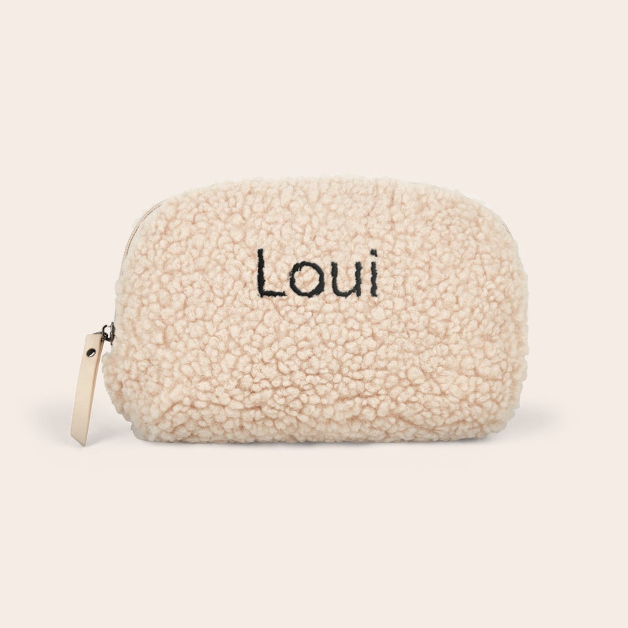 Personanpassad teddynecessär - Camel Mjuk necessär i teddy med broderat namnet Loui, perfekt för att överraska dina nära och kära.