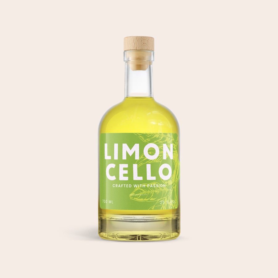 Személyre szabott limoncello - YourSurprise Személyre szabott limoncello üveg zöld címkével, citromos mintával és a szöveggel: "Limoncello Crafted with Passion"