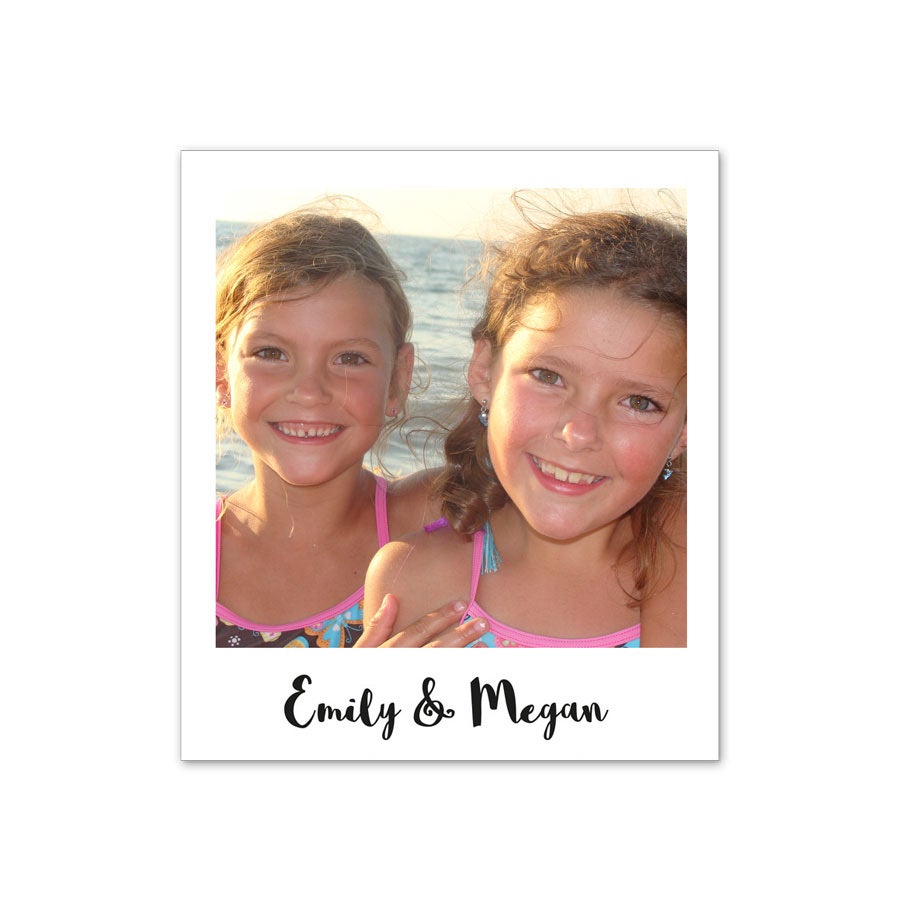 Zdjęcie retro z dwiema uśmiechniętymi dziewczynkami, spersonalizowane imionami Emily & Megan. Uchwyć najpiękniejsze chwile w zdjęciach retro.
