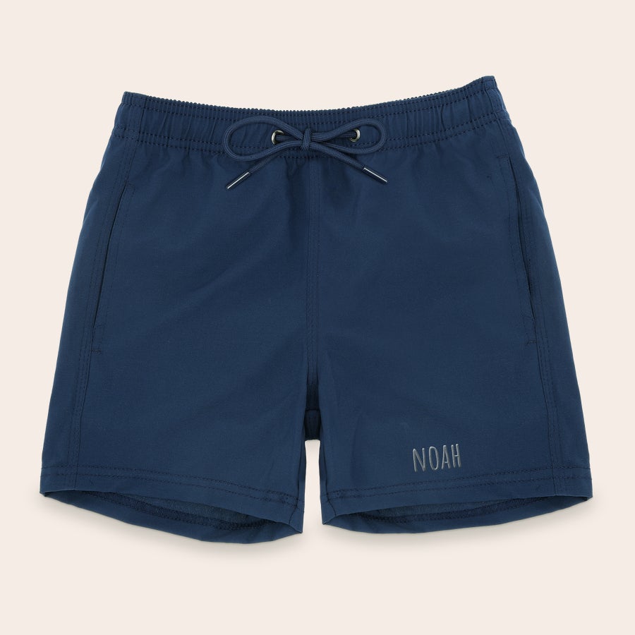 Pantaloncini da bagno personalizzati Pantaloncini da bagno blu con il nome NOAH ricamato in grigio, con lacci in vita neri. Fai colpo con i pantaloncini da bagno ricamati solo per lui.