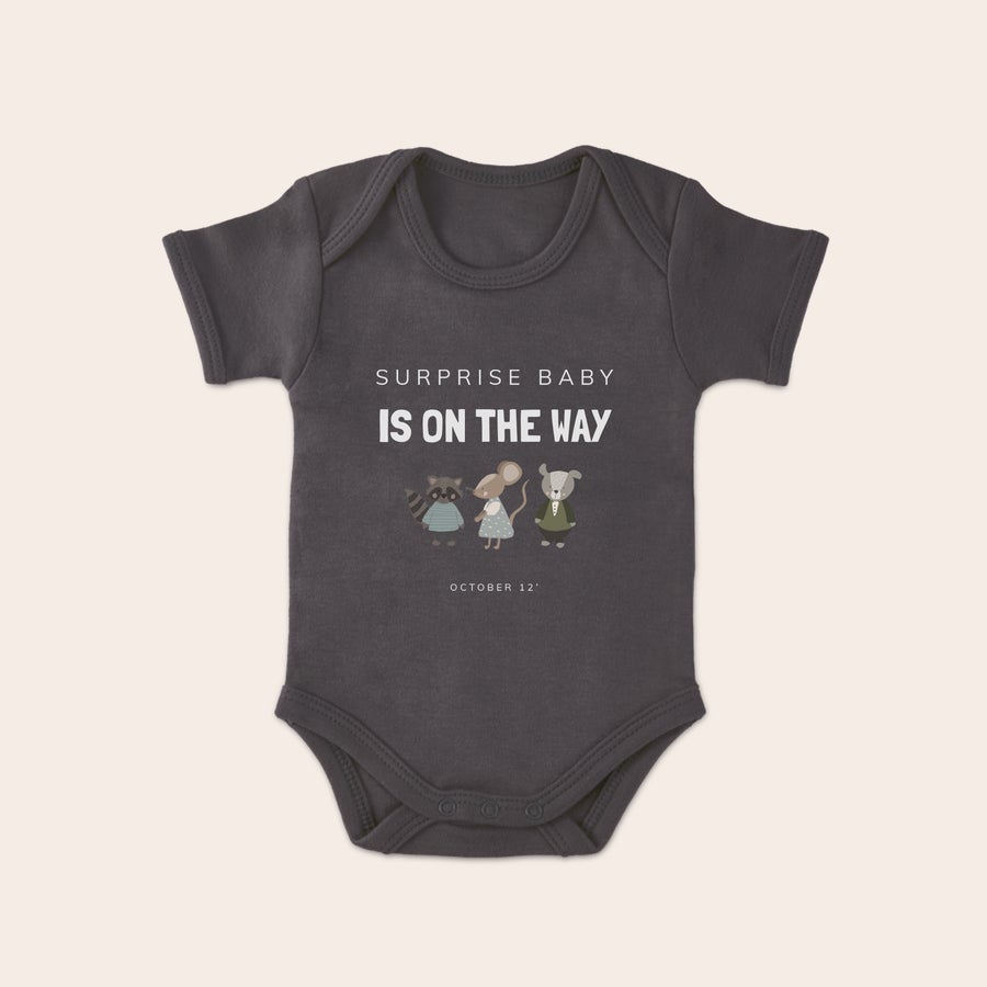 Personalizowane śpioszki niemowlęce Ciemnoszare personalizowane śpioszki z nadrukiem "Surprise Baby Is On The Way", postaciami zwierząt i datą October 12