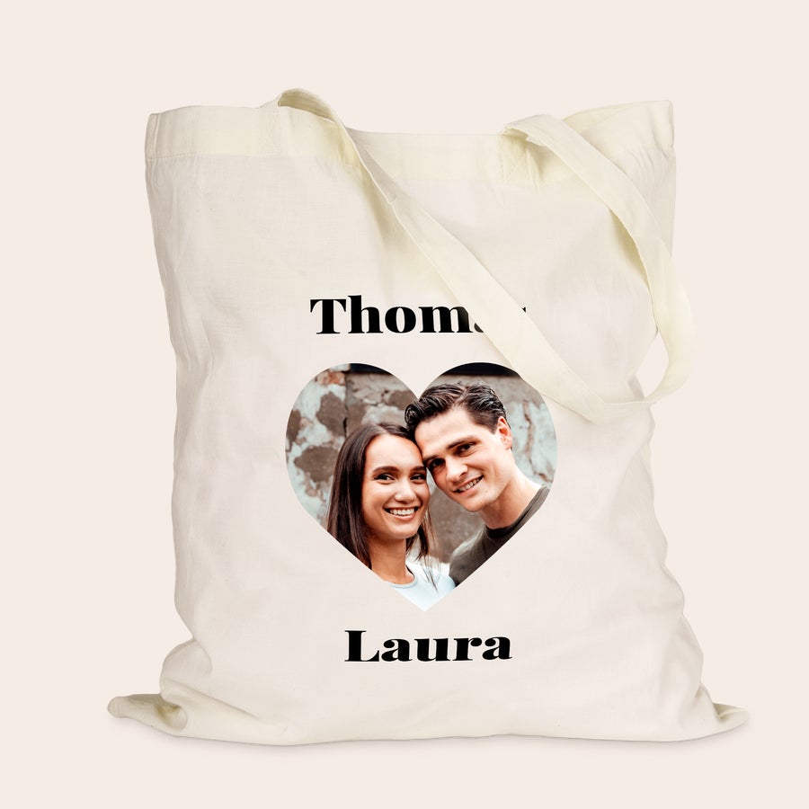 Tote bag bedrukken Linnen tas bedrukt met een foto van een koppel in een hartvorm, met de namen Thomas en Laura.