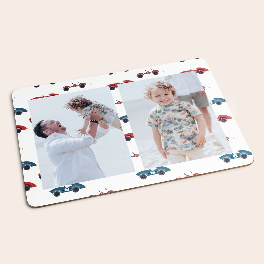 Pöytätabletti Yllätä joku hauska paikka matto omalla valokuvalla ja tekstillä, jossa on painettuna isä ja lapsi valkoisella taustalla punaisten ja sinisten autojen kanssa.