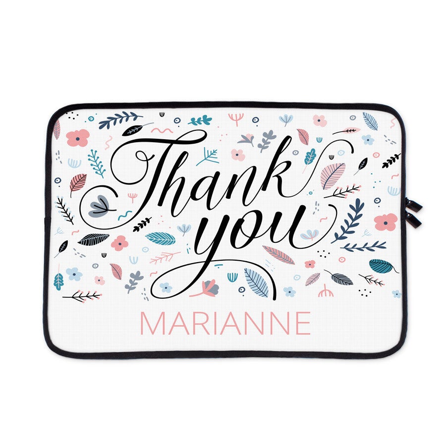 Witte bedrukte laptophoes met 'Thank you' en de naam 'Marianne' in een bloemenpatroon