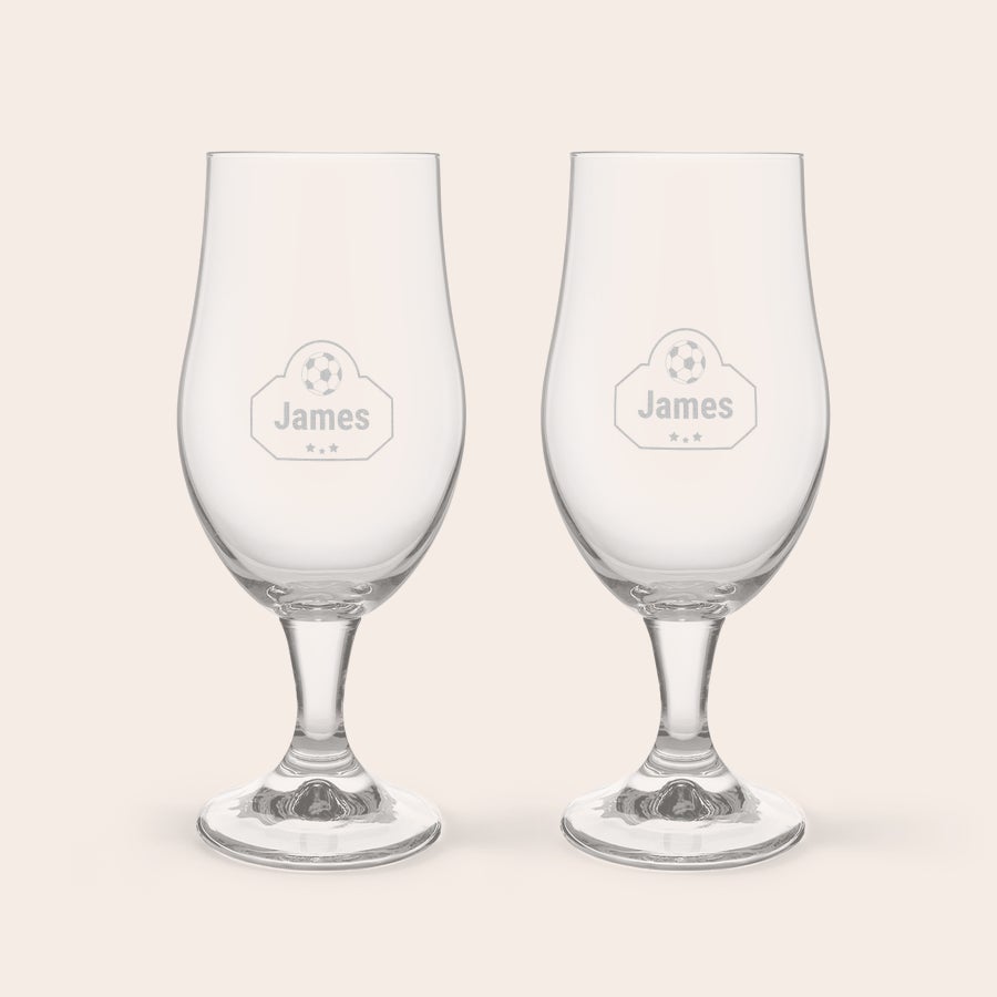 Beer & snacks gift set - Engraved glasses Two personalized beer glasses, engraved with a football design, the name James, and three stars, perfect for a beer & snacks gift set.