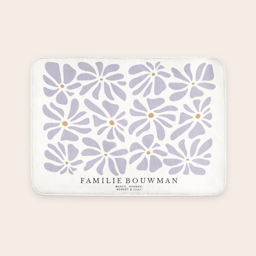 Badmat bedrukken - 70 x 50 cm Witte gepersonaliseerde badmat met paarse bloemen en gedrukte tekst Familie Bouwman, Marco, Hannah, Robert & Lilly, om elke badkamer in een persoonlijke oase te veranderen