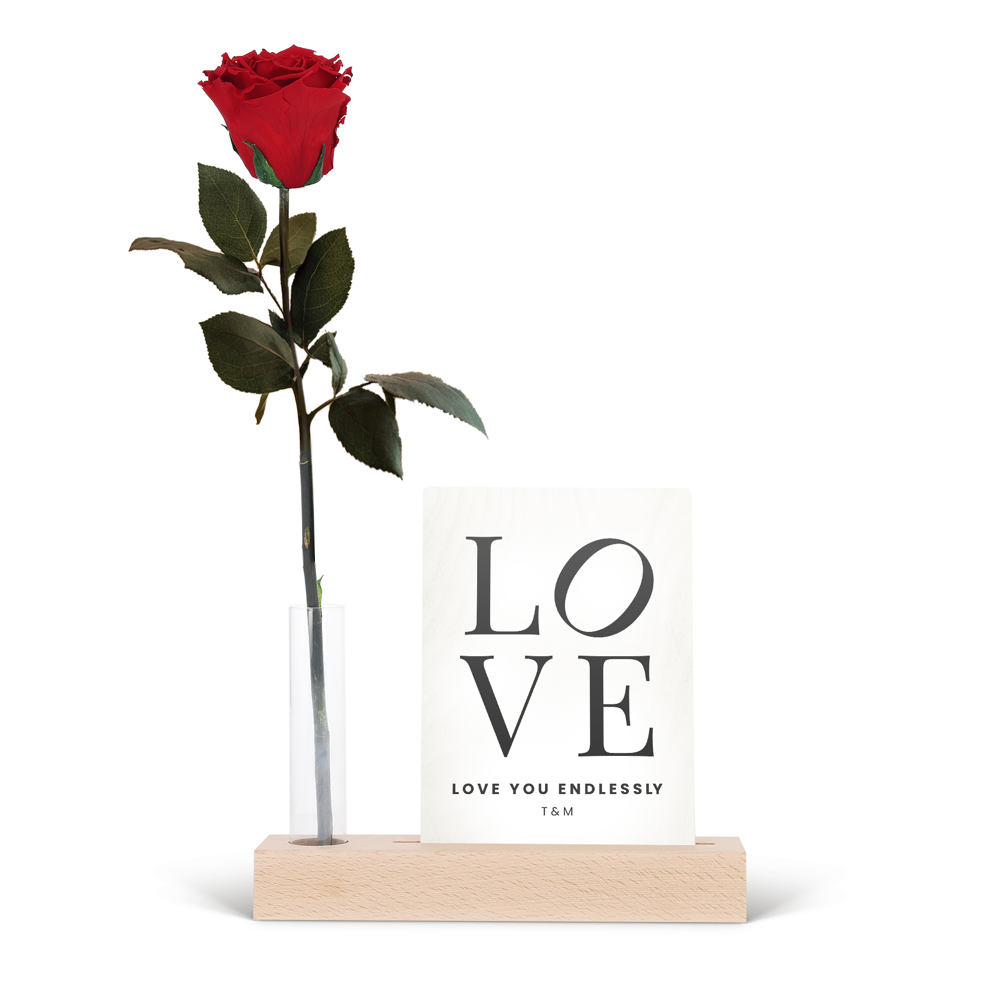 Rosa infinita roja con soporte de madera personalizado impreso con la palabra LOVE y el mensaje "Love you endlessly T&M", creando recuerdos eternos en flor.