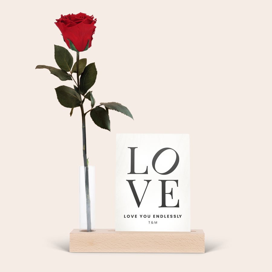 Róża nieskończoności ze stojakiem na zdjęcia Czerwona róża nieskończoności ze stojakiem na zdjęcia z drewna bukowego z napisem LOVE YOU ENDLESSLY i inicjałami T&M
