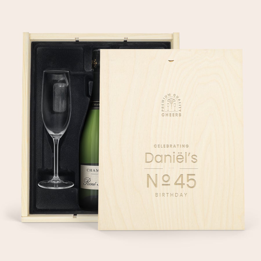 Sekt Geschenkset Rene Schloesser Set personalisieren Champagner Geschenk mit Flasche und Glas in Holzkiste, Deckel graviert mit "Daniel's No 45 Birthday"
