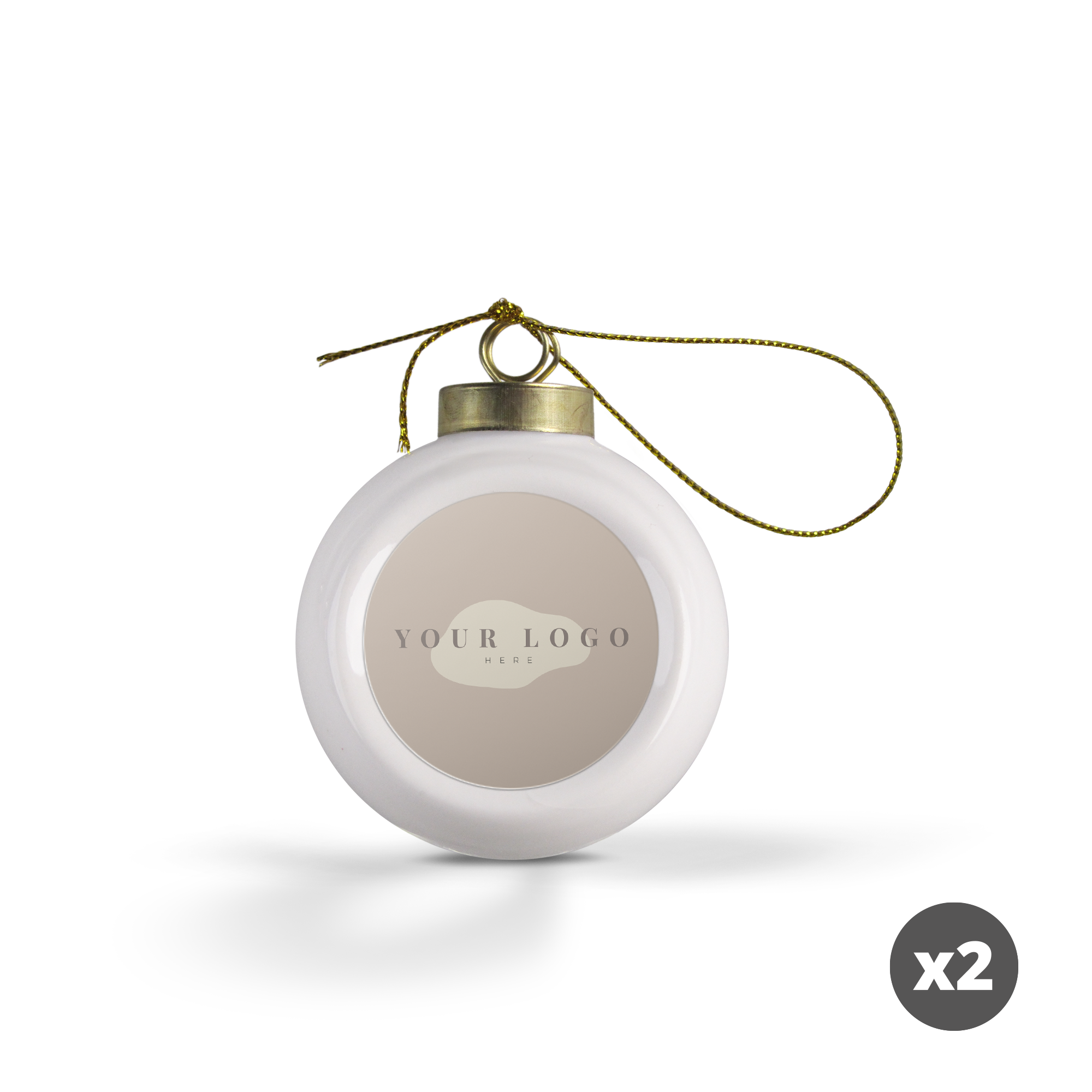 Eine weiße Weihnachtskugel mit Goldfaden, bedruckt mit "Your Logo Here" auf einer personalisierbaren Aluminiumplatte.