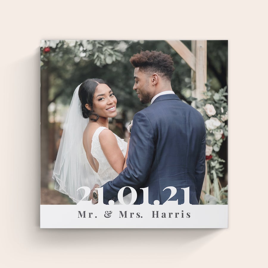 Pânză personalizată Pânză personalizată cu fotografia de nuntă a unui cuplu, data 21.01.21 și numele Mr. & Mrs. Harris tipărite pe pânză de înaltă calitate.