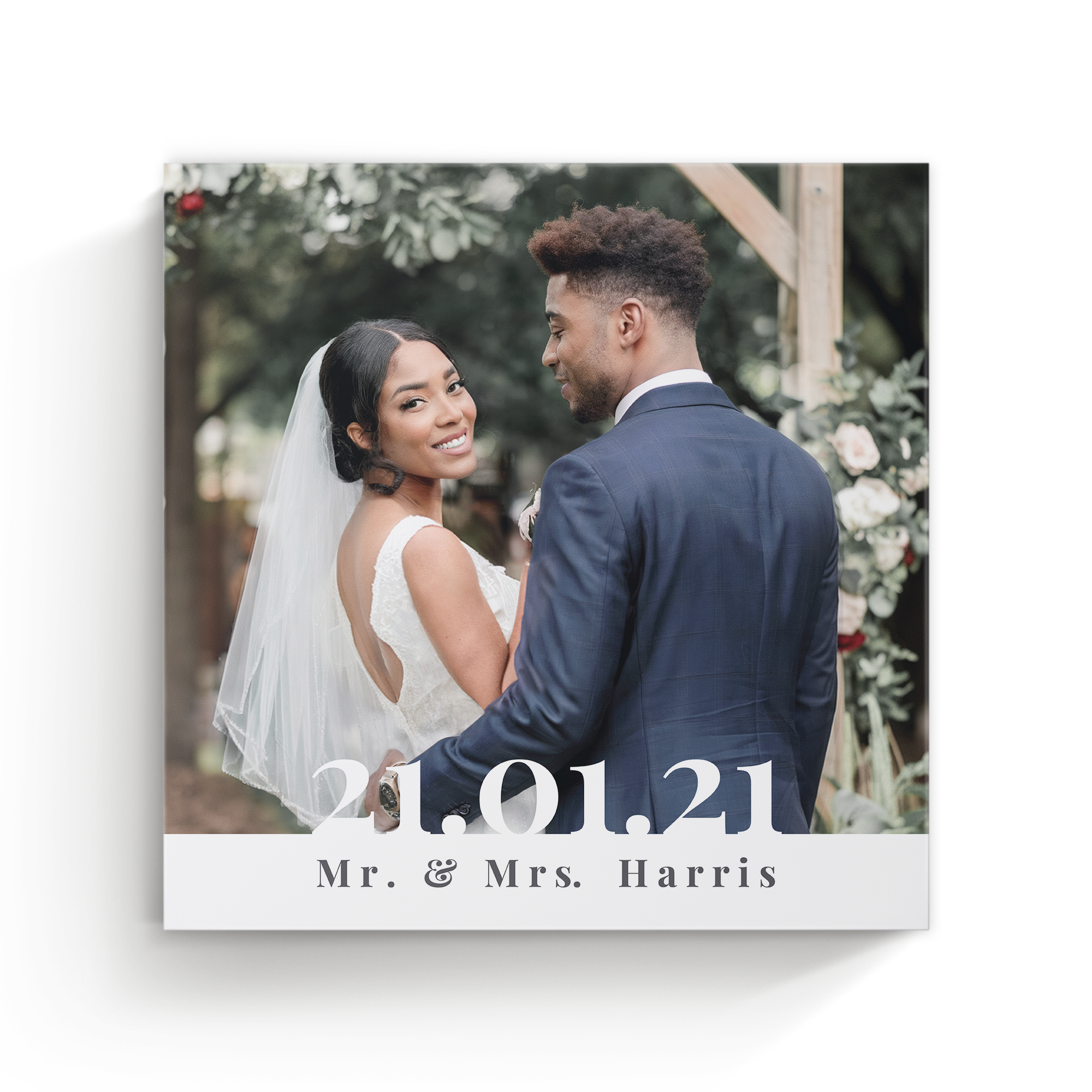 Visokokakovostno platno z natisnjeno poročno fotografijo para in datumom poroke 21.01.21 in imenom Mr. & Mrs. Harris.
