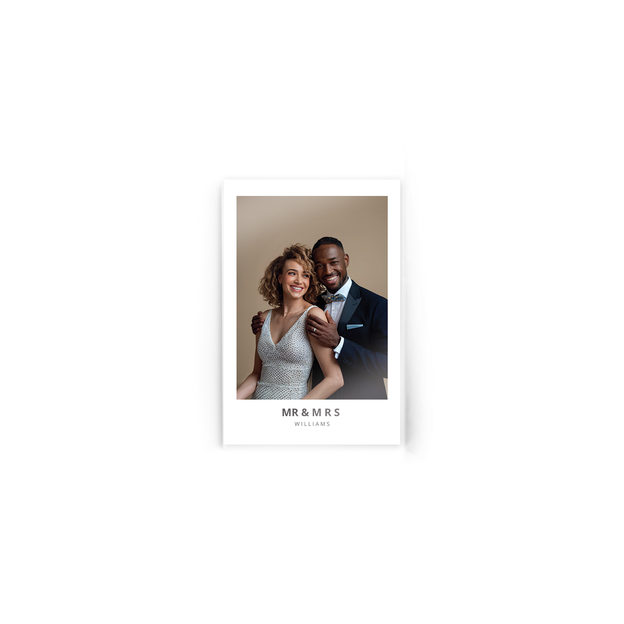 Lasse dein Foto auf Acrylglas drucken mit einem glücklichen Paar und dem personalisierten Text "MR & MRS WILLIAMS"