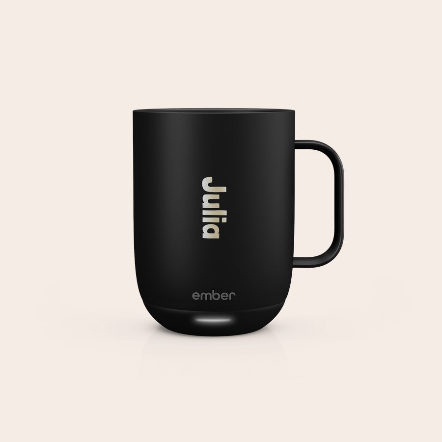 Ember Smart Control Mug Černý personalizovaný pohár Ember Control s vygravírovaným jménem Julia a logem Ember pro každý doušek.