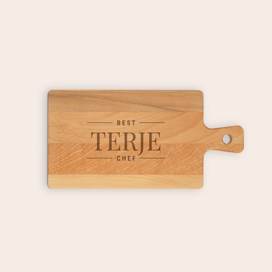 Personlig serveringsbrett i tre Personlig serveringsfat i tre, gravert med navnet Terje, omkranset av teksten BEST og CHEF.
