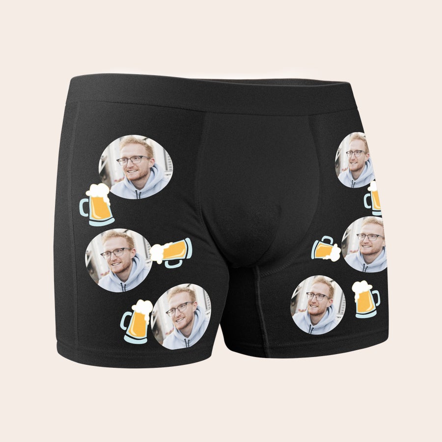 Boxershort met foto Zwarte boxershort met meerdere grappige foto's van een man en bierpullen, gepersonaliseerd met een unieke foto.