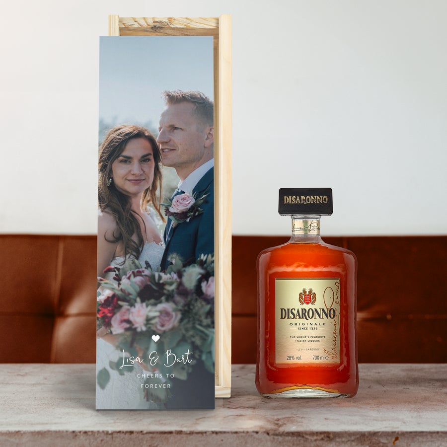 Licor Amaretto Disaronno - Caja personalizada Botella de Amaretto Disaronno en caja de madera personalizada con foto de pareja "Lisa & Bart" y "Cheers to forever".