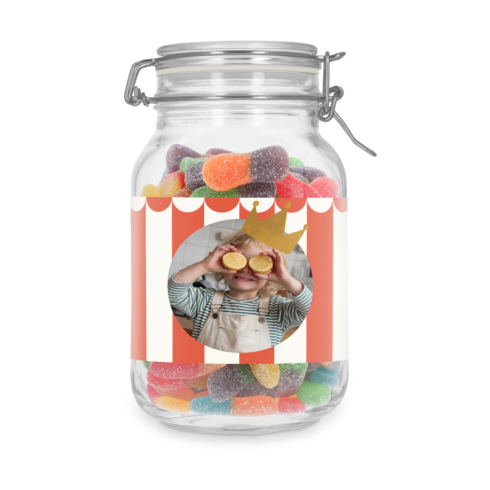 Tarro de dulces personalizado lleno de palitos de caramelo ácido, con foto de niña disfrazada de rey impresa en una etiqueta.