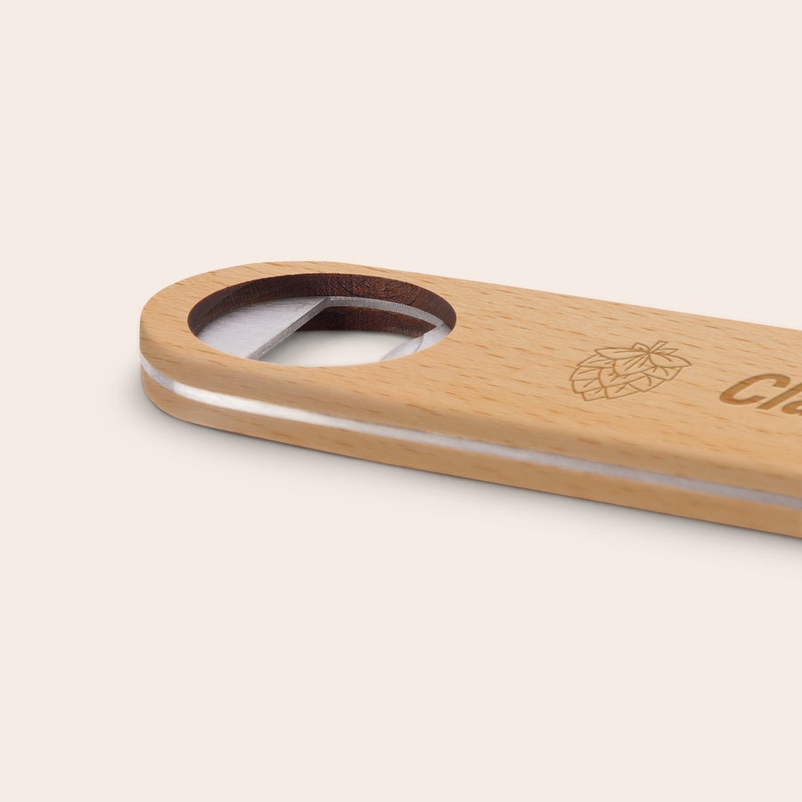 Abre garrafas de madeira - Gravado Abre-garrafas personalizado de madeira com detalhe em metal, gravado com um lúpulo e nome.