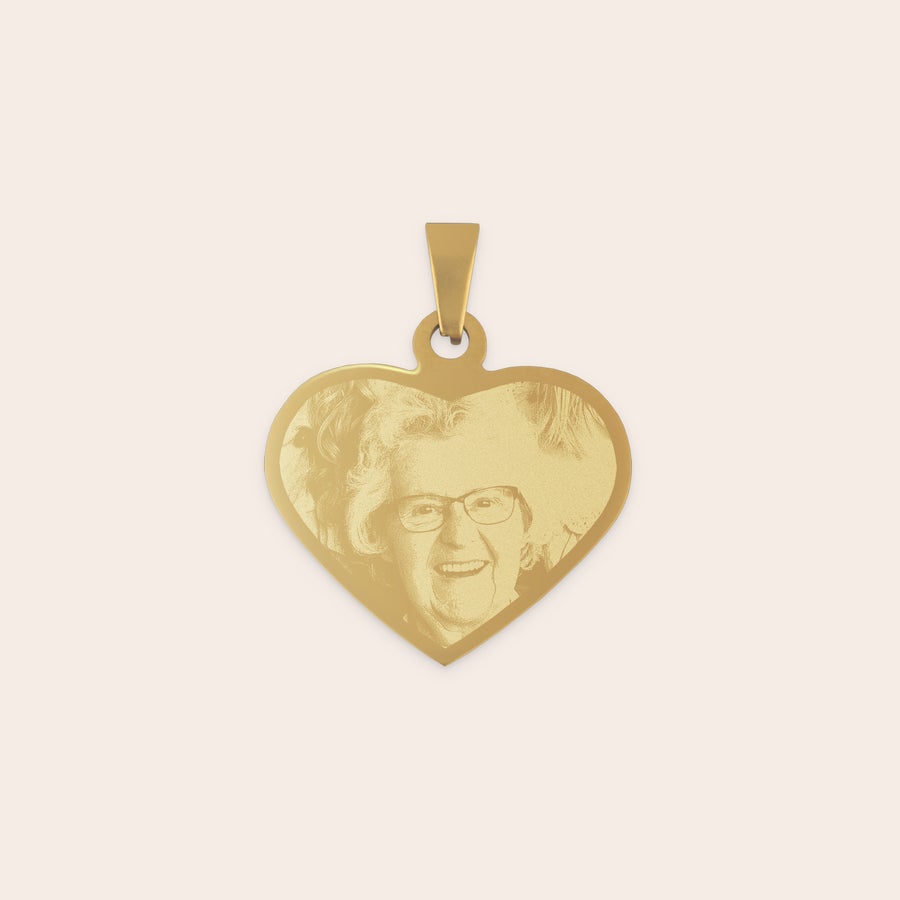 Halskjede med gravert hjerte Forgylt hjerteanheng gravert med bilde av en smilende dame med briller, en personlig gave