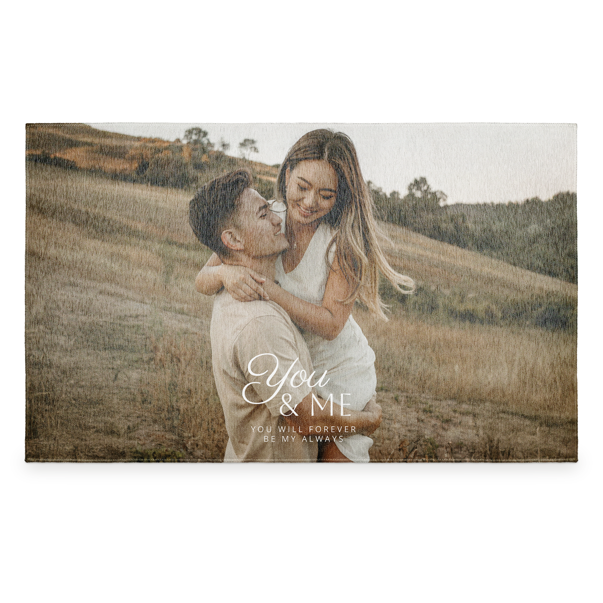 Tapete personalizado com foto de casal abraçado em campo, texto "You & Me" impresso, transforma sua memória favorita em um elemento aconchegante para o chão