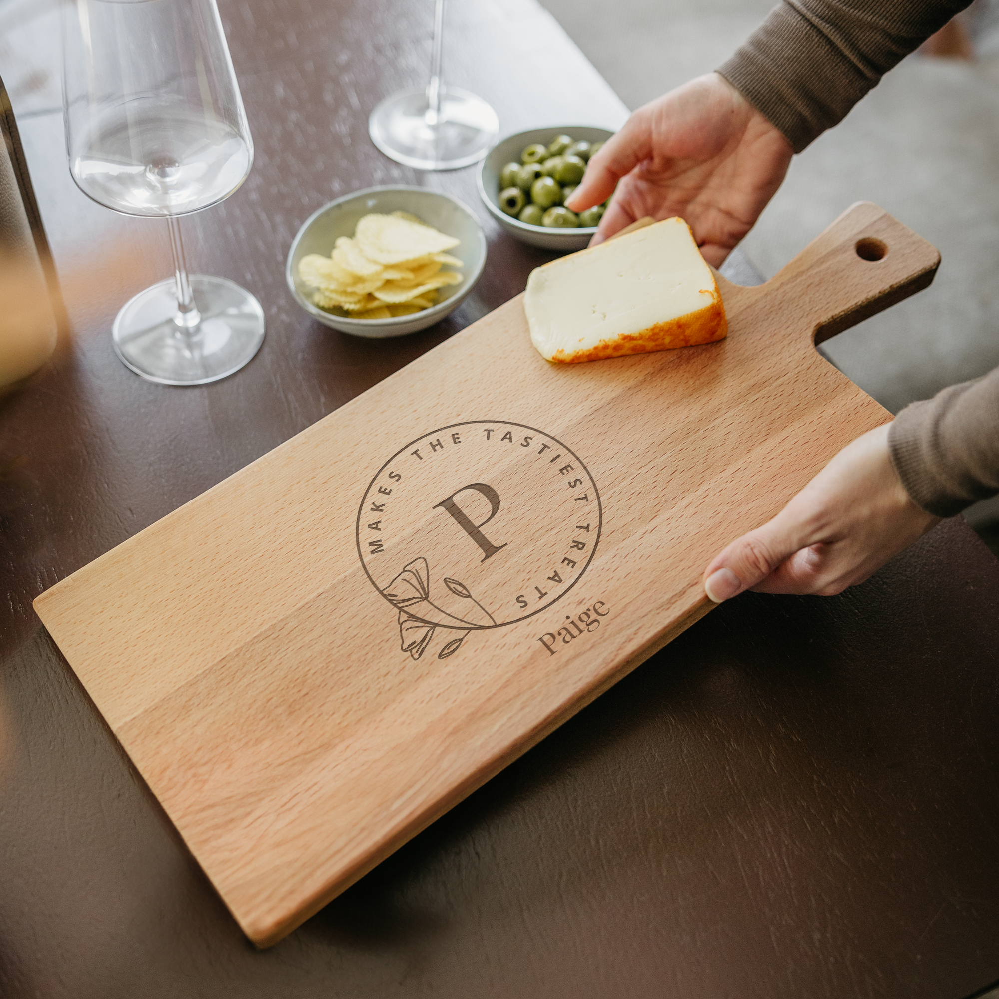 Vassoio da portata in legno personalizzabile con il nome Paige inciso, con formaggio e patatine