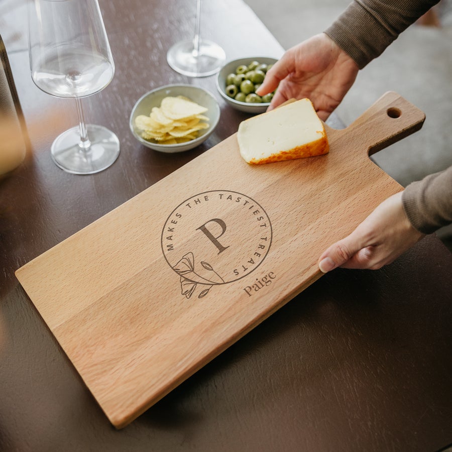 Tábuas de servir e tábuas de corte Tábua de madeira personalizada com nome e letra P gravados, com snacks, a ser posta na mesa