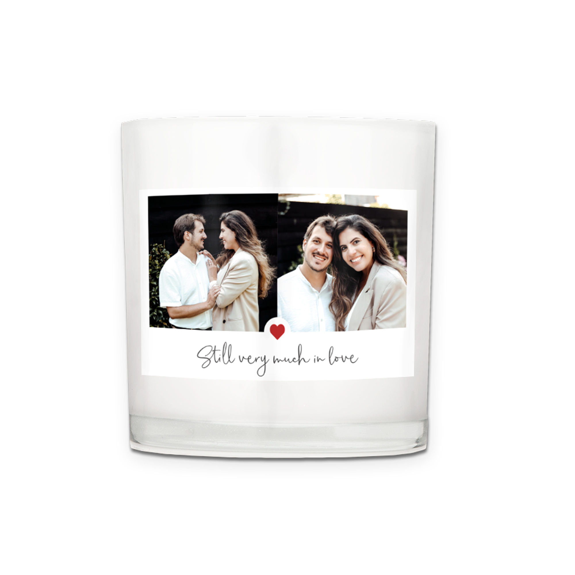 Ett personaliserat ljus med tryckt bild på ett par och texten "Still very much in love" med ett rött hjärta