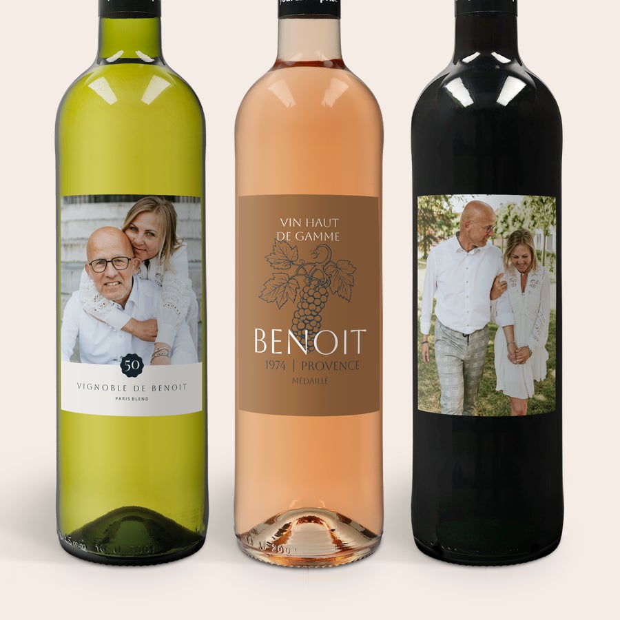 Coffret vin Maison de la Surprise personnalisé Trois bouteilles de Maison de la Surprise avec étiquettes personnalisées, dont deux avec photos.