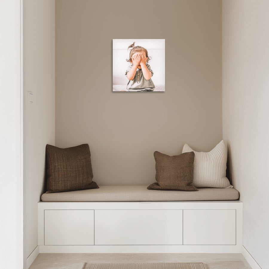 Aluminium fotopanel Chromaluxe aluminium fotoprint med et smilende barn med hænder for ansigtet