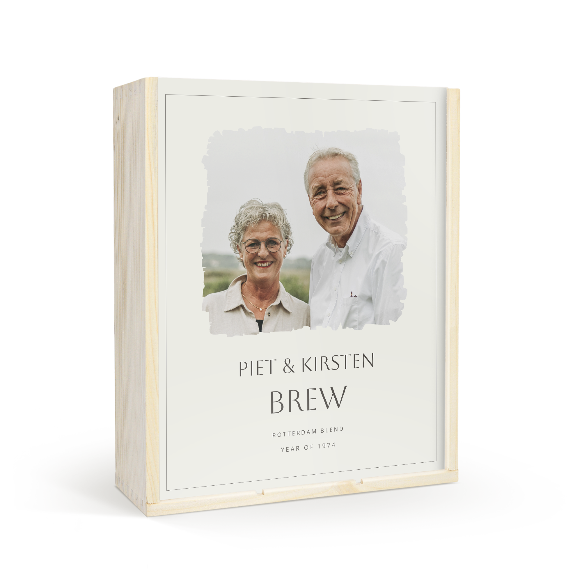 Luxe houten kist bedrukt met foto van Piet & Kirsten en tekst 'Brew Rotterdam Blend Year of 1974'.