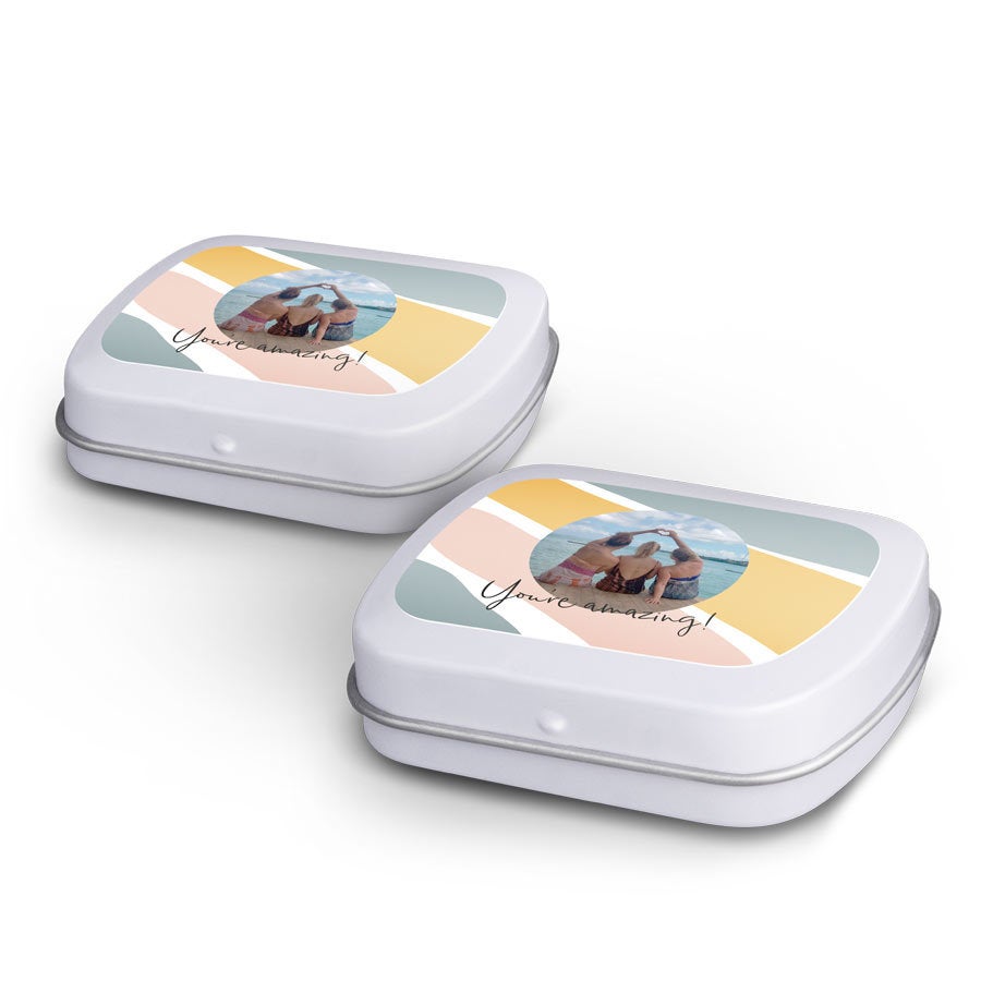 Dve beli personalizirani pločevinki poprovih met, potiskani z barvnim dizajnom in fotografijo. Koga boste presenetili s temi poprovimi metami v pločevinki?