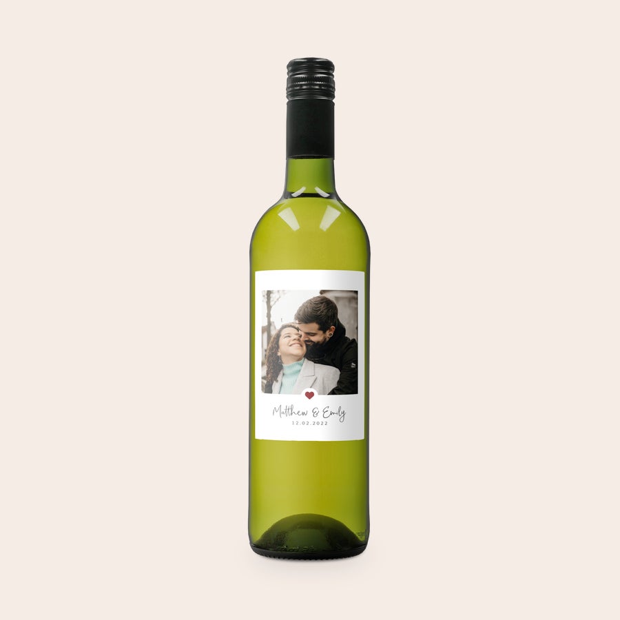 Belvy - Vinho Branco Garrafa de vinho branco Belvy com etiqueta impressa personalizada com foto, nome Matthew & Emily e data 12.02.2022.