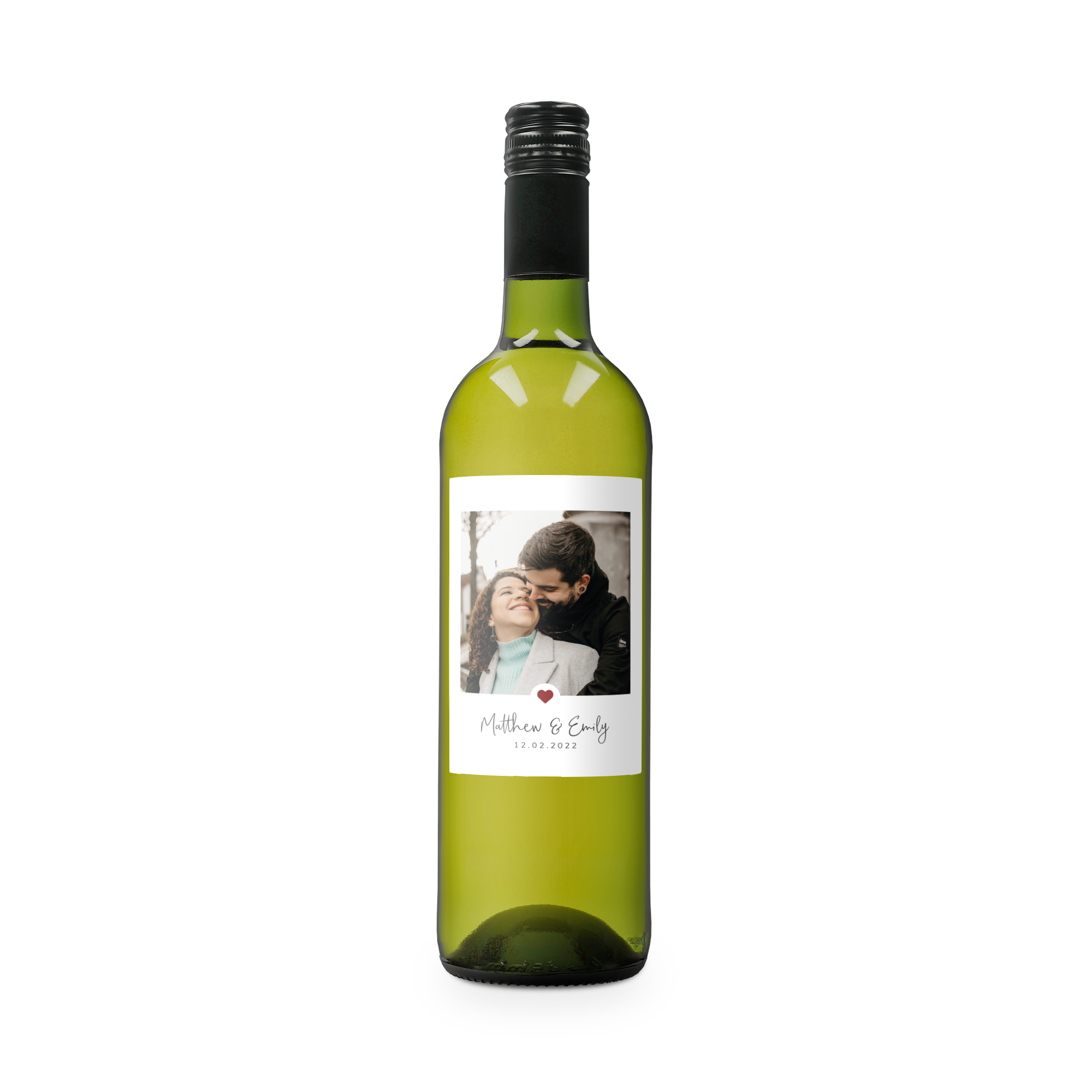 Botella de vino blanco Belvy con etiqueta impresa que lleva una foto de pareja, los nombres Matthew y Emily, y la fecha 12.02.2022.
