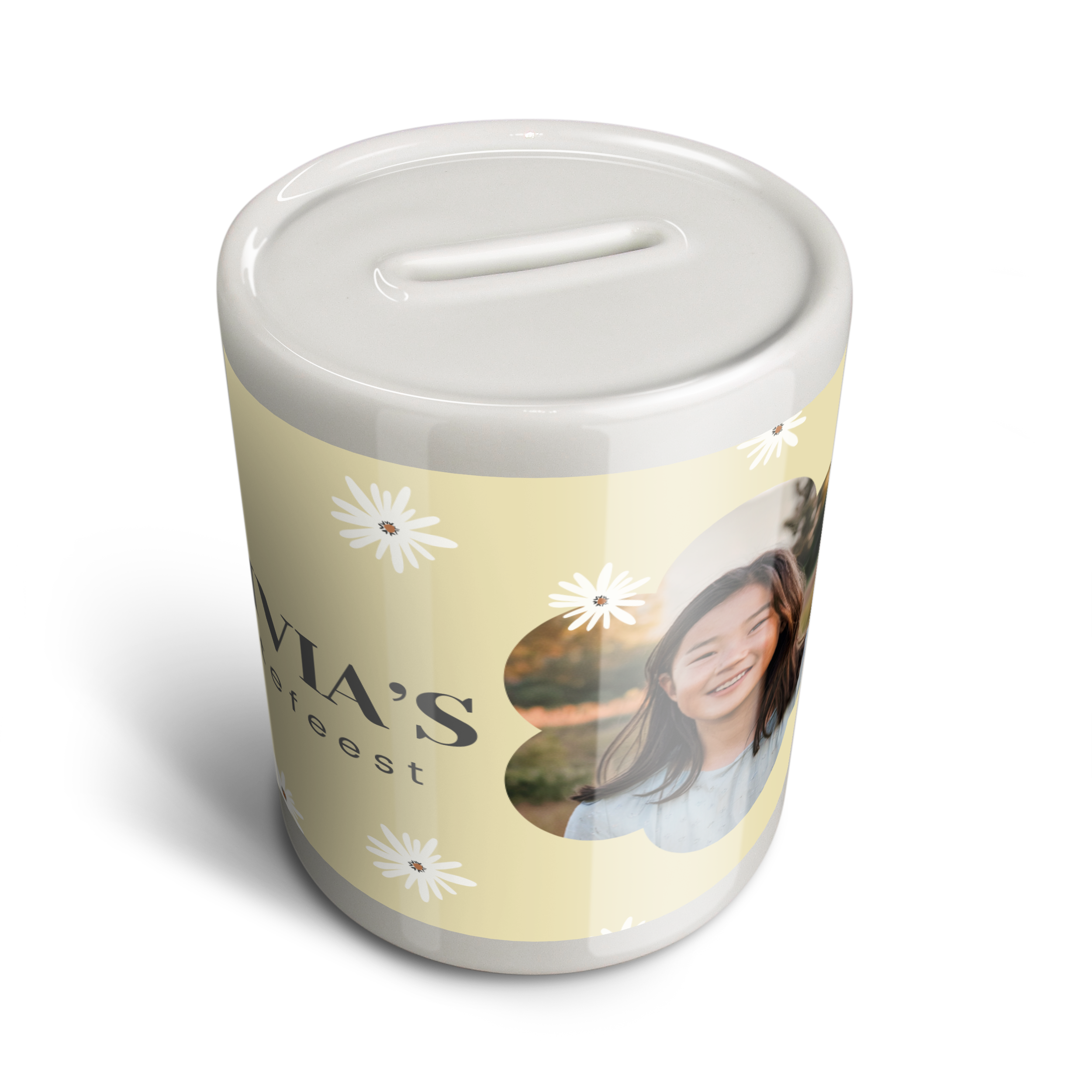 Witte keramieken spaarpot, bedrukt met een foto van een lachend meisje en de naam 'Olivia's feest' op een gele achtergrond met madeliefjes