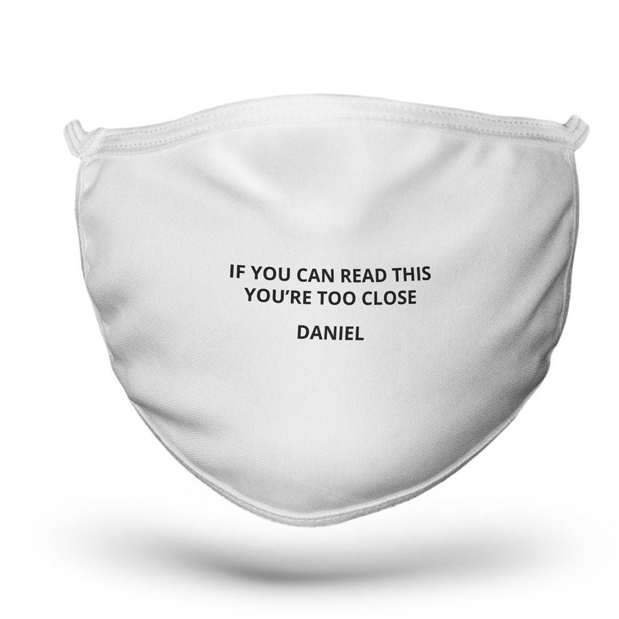 Mască albă din material personalizată cu textul If you can read this you're too close și numele Daniel