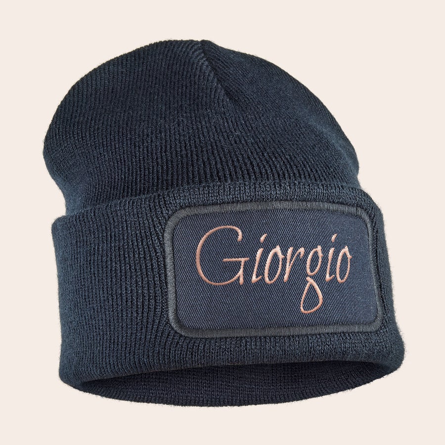 Cappello ricamato Berretto beanie personalizzato blu scuro per bambini, ricamato con il nome Giorgio in color salmone