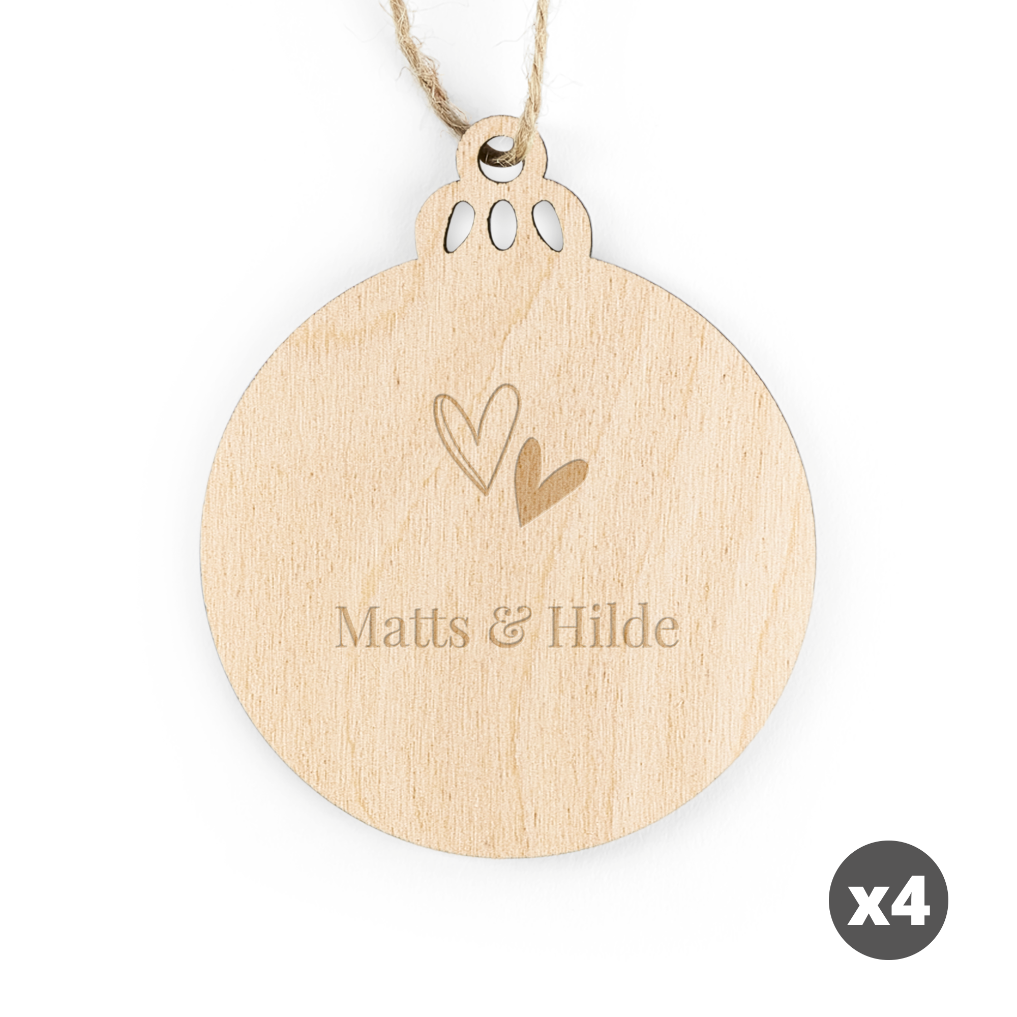 Gravert julesirkel-dekorasjon i tre med navnene "Matts & Hilde" og to hjerter.
