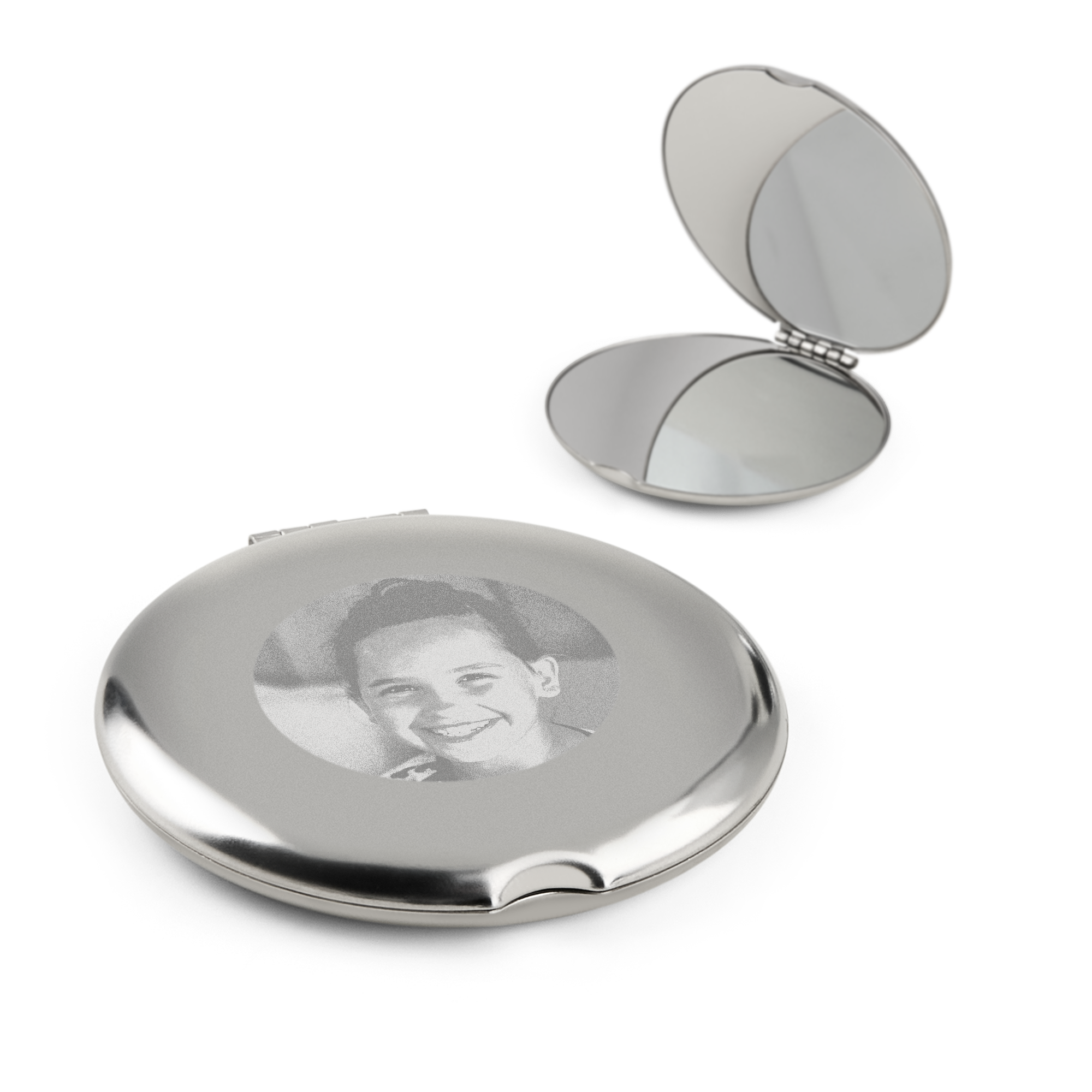 Zilverkleurige gepersonaliseerde make-up spiegel gegraveerd met een lachend kindergezicht, een gesloten en open exemplaar.