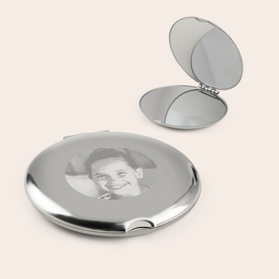 Spiegel bedrukken Zilverkleurige gepersonaliseerde make-up spiegel gegraveerd met een lachend kindergezicht, een gesloten en open exemplaar.