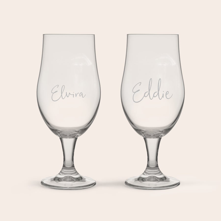 Graverat Pina Colada cocktailglas Graverade Pina Colada glas i blått med namnen Elvira och Eddie synliga.